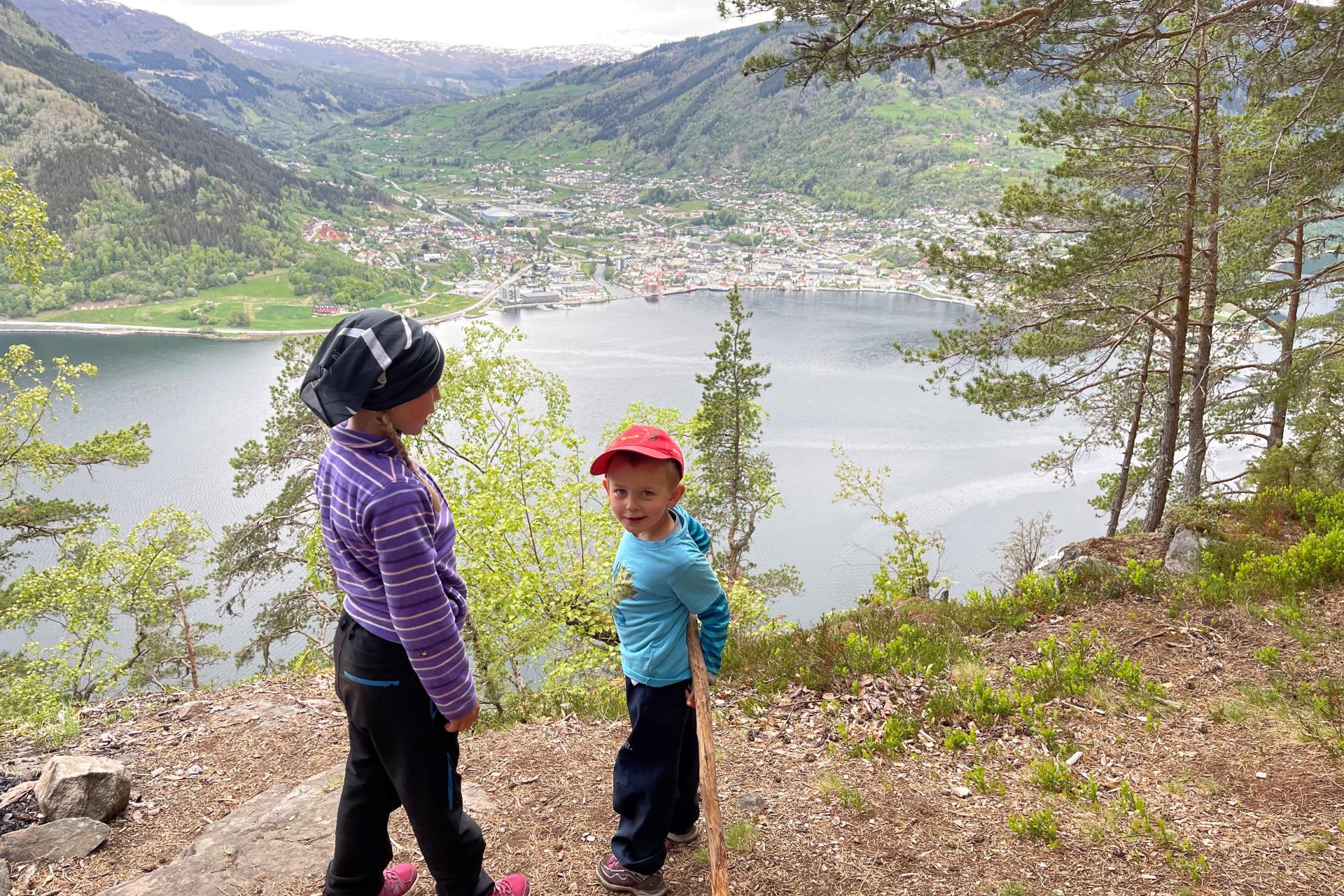 Barn på tur til Loftesnesfjellet Foto VS