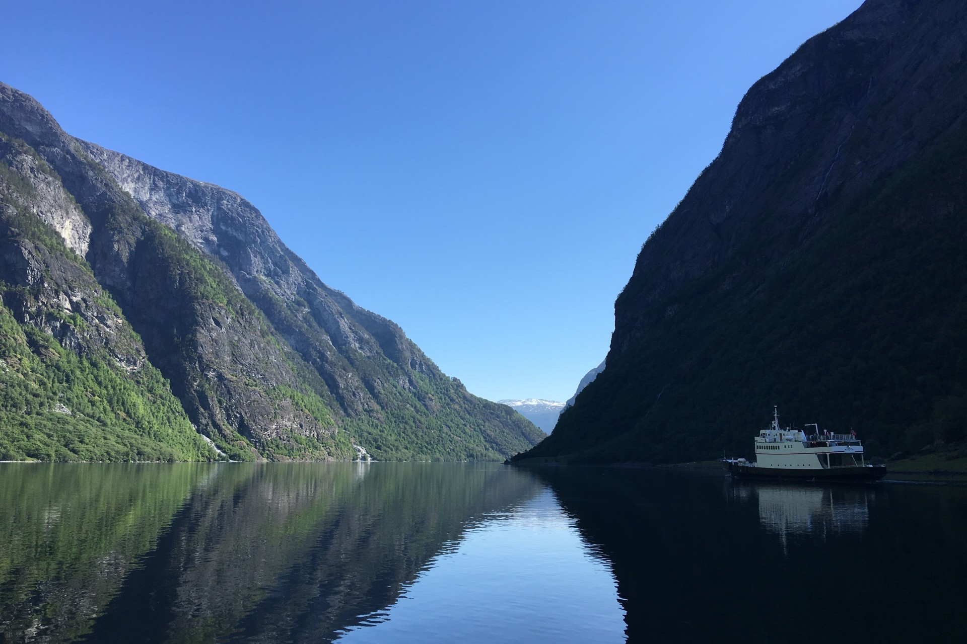 Lustrabaatane fjordcruise nærøyfjorden foto lustrabaatane