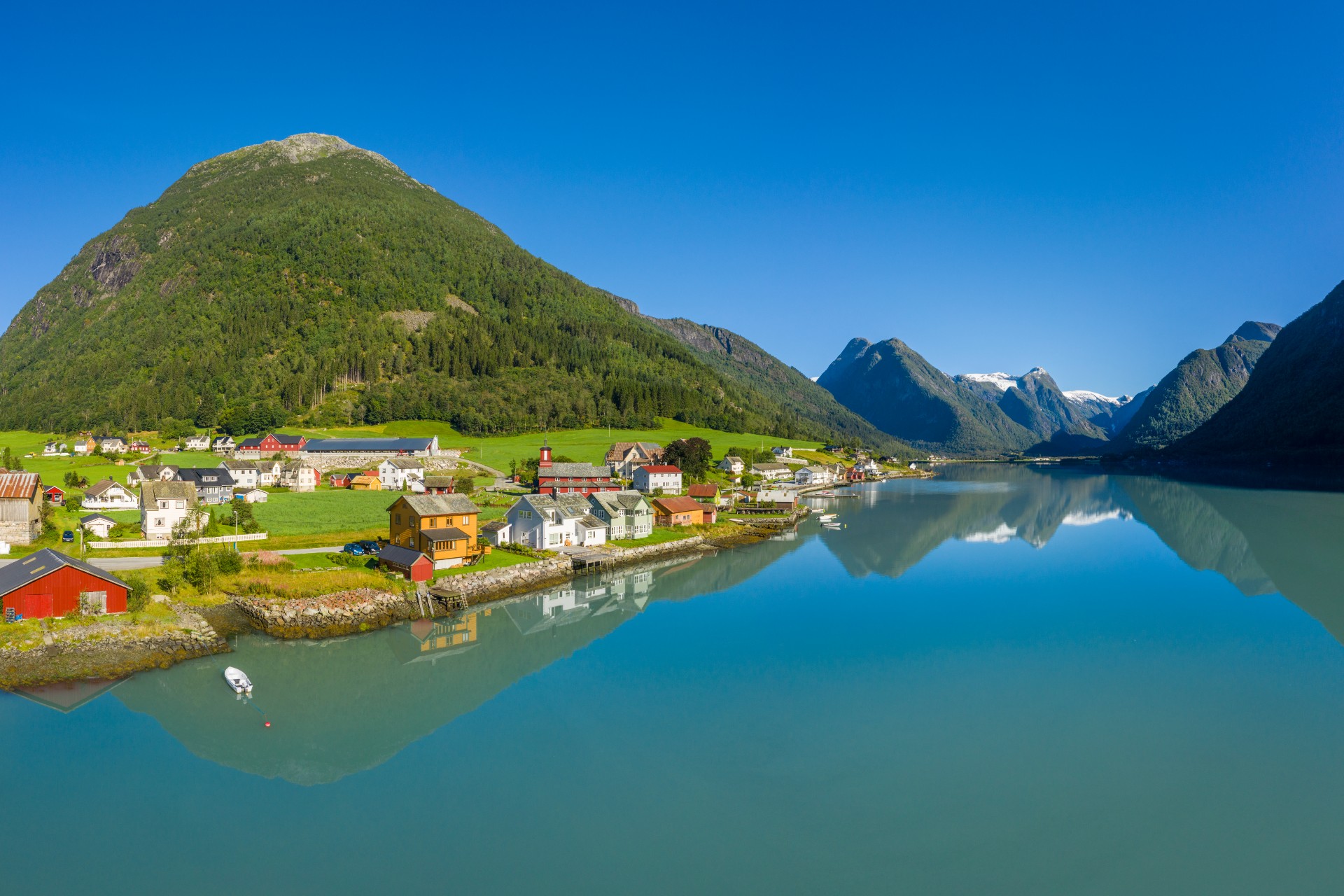 Fjaerland Fjordbygd Foto_Vegard Aasen