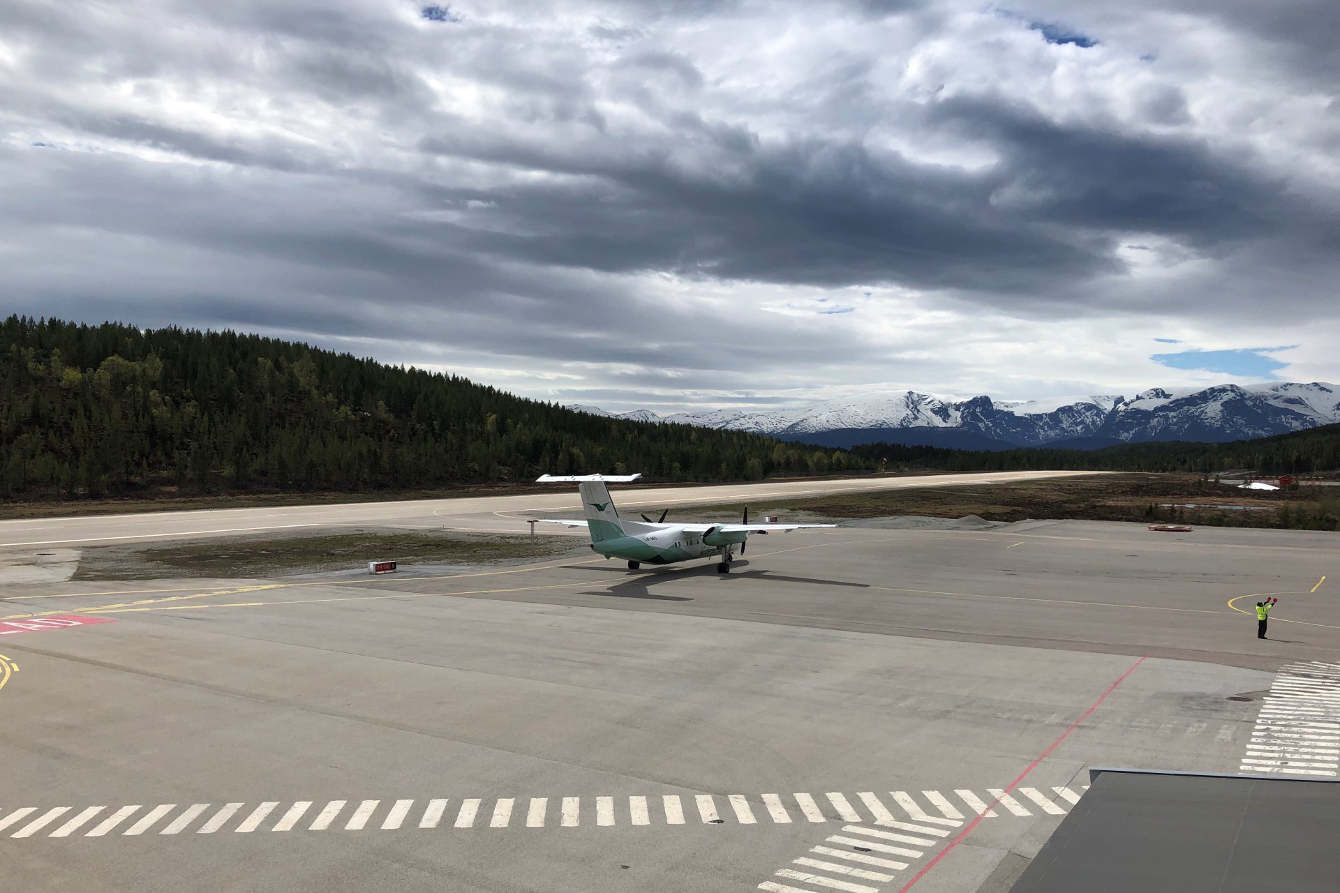 Sogndal Lufthamn Haukåsen med fly sognavert